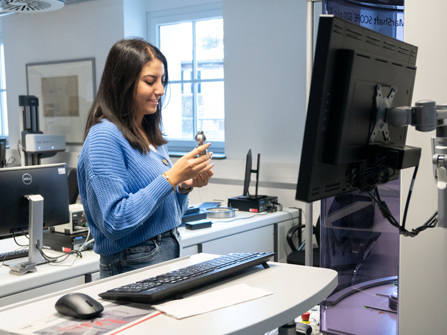 Scholarship holder Azza Feki at the Mahr GmbH plant in Göttingen.